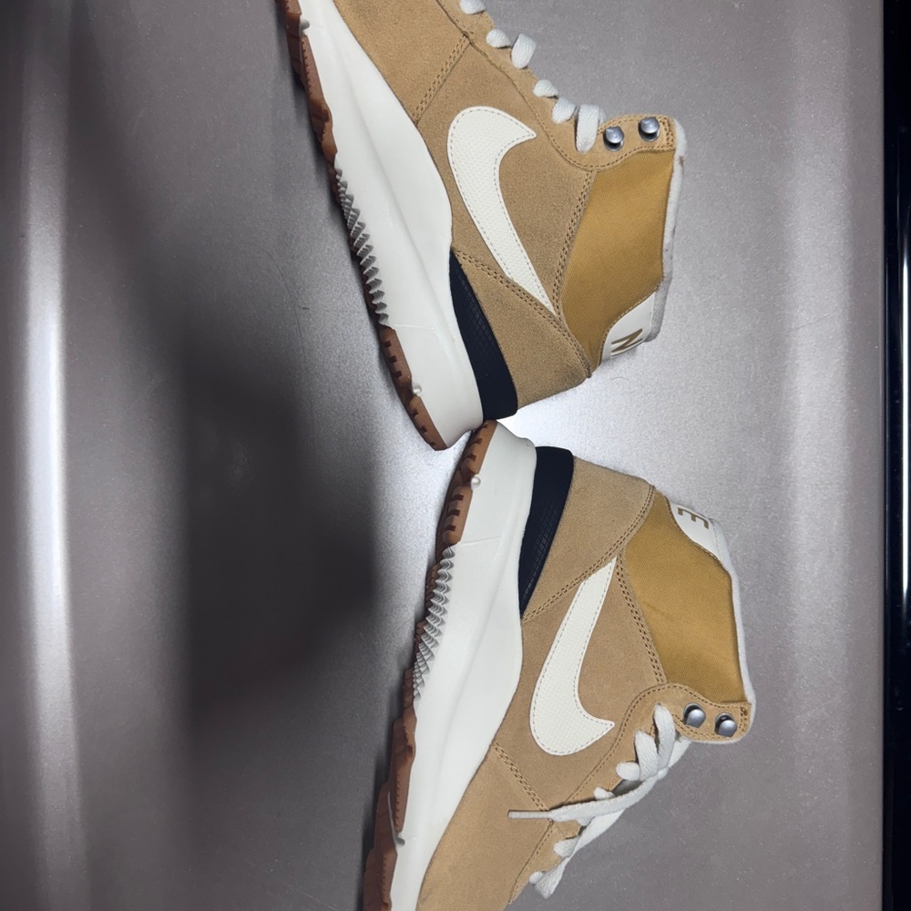 Nike - Picture 7 of 11